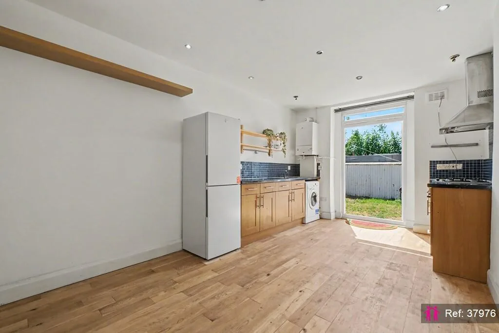 2 bedroom maisonette for rent