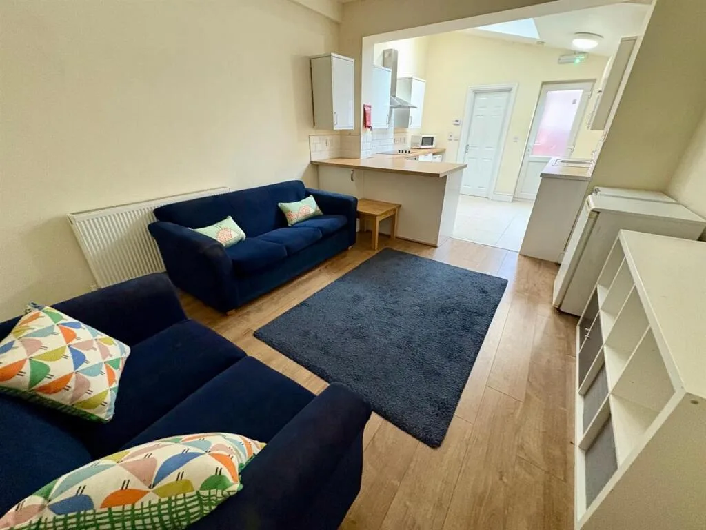 5 bedroom terraced house for rent