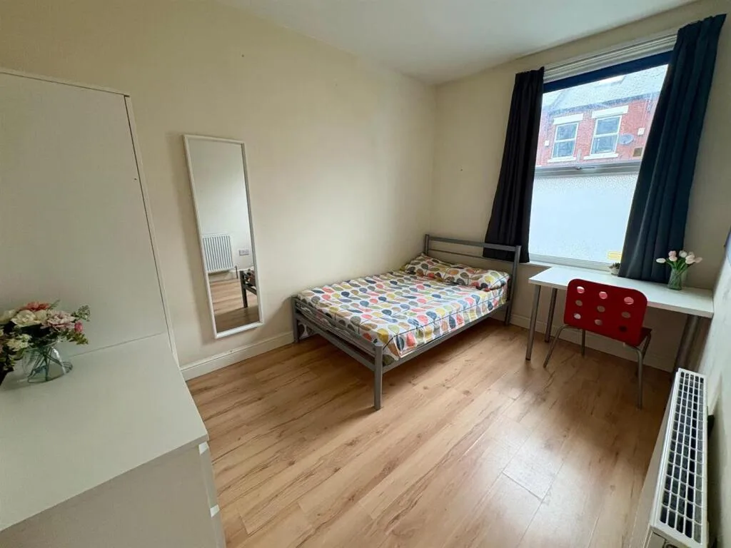 5 bedroom terraced house for rent