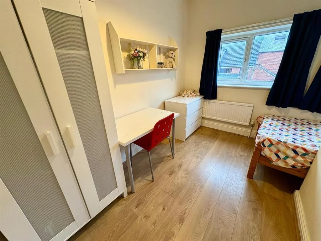 5 bedroom terraced house for rent