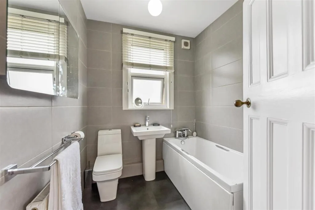 3 bedroom end of terrace house for rent
