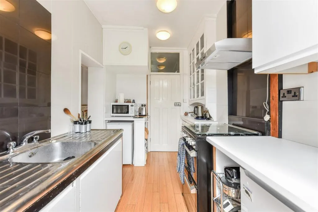3 bedroom end of terrace house for rent