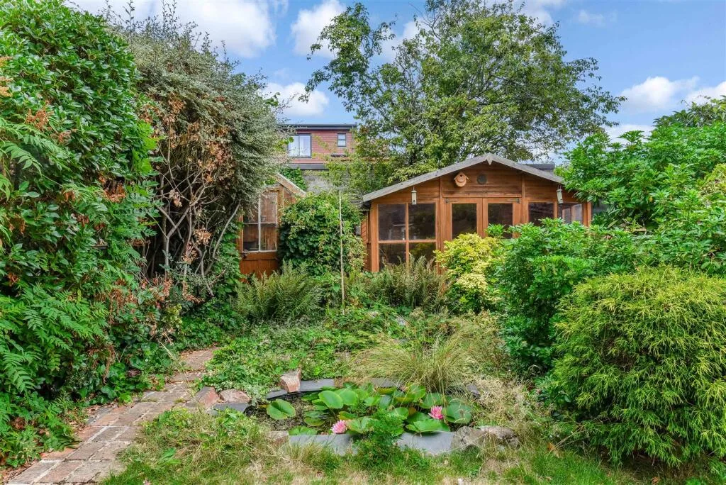 3 bedroom end of terrace house for rent
