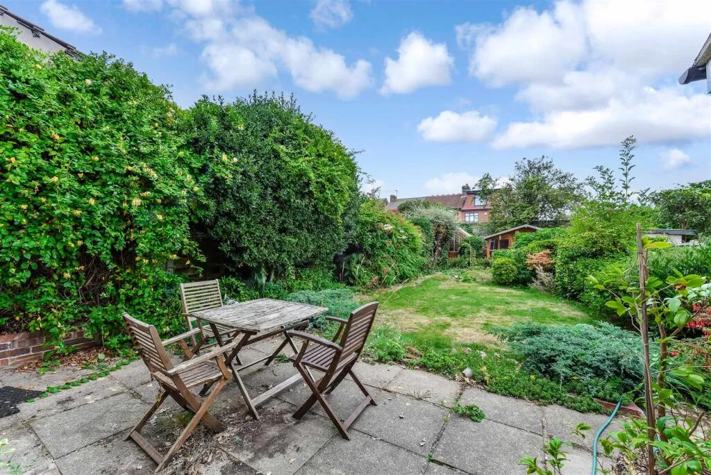 3 bedroom end of terrace house for rent