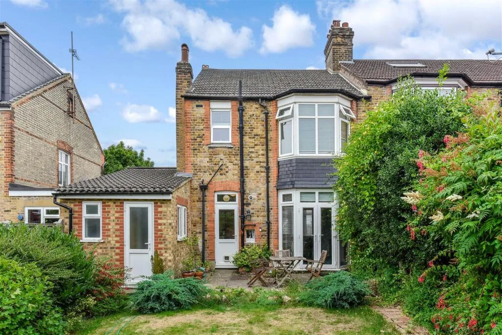 3 bedroom end of terrace house for rent