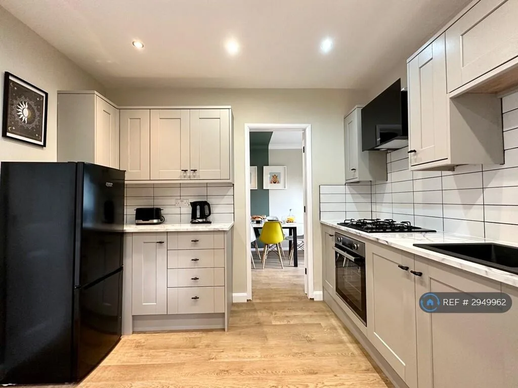 3 bedroom semi-detached house for rent