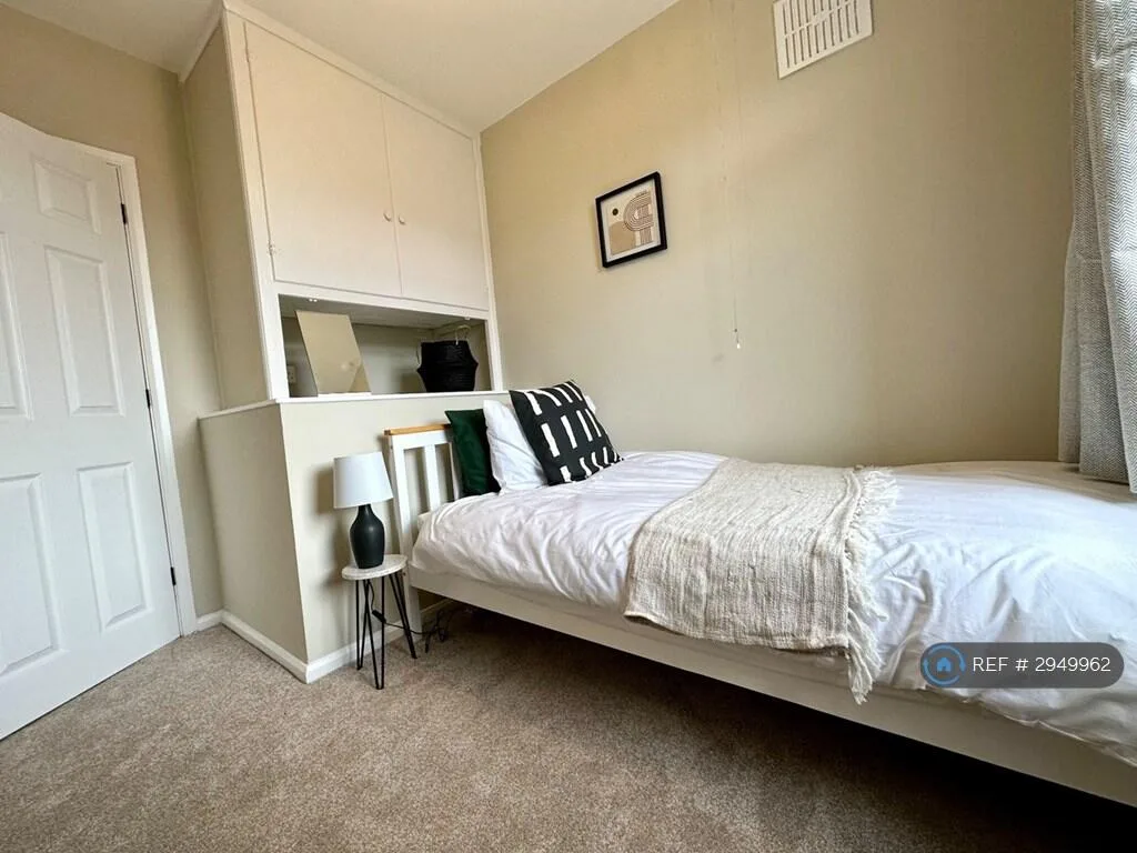 3 bedroom semi-detached house for rent