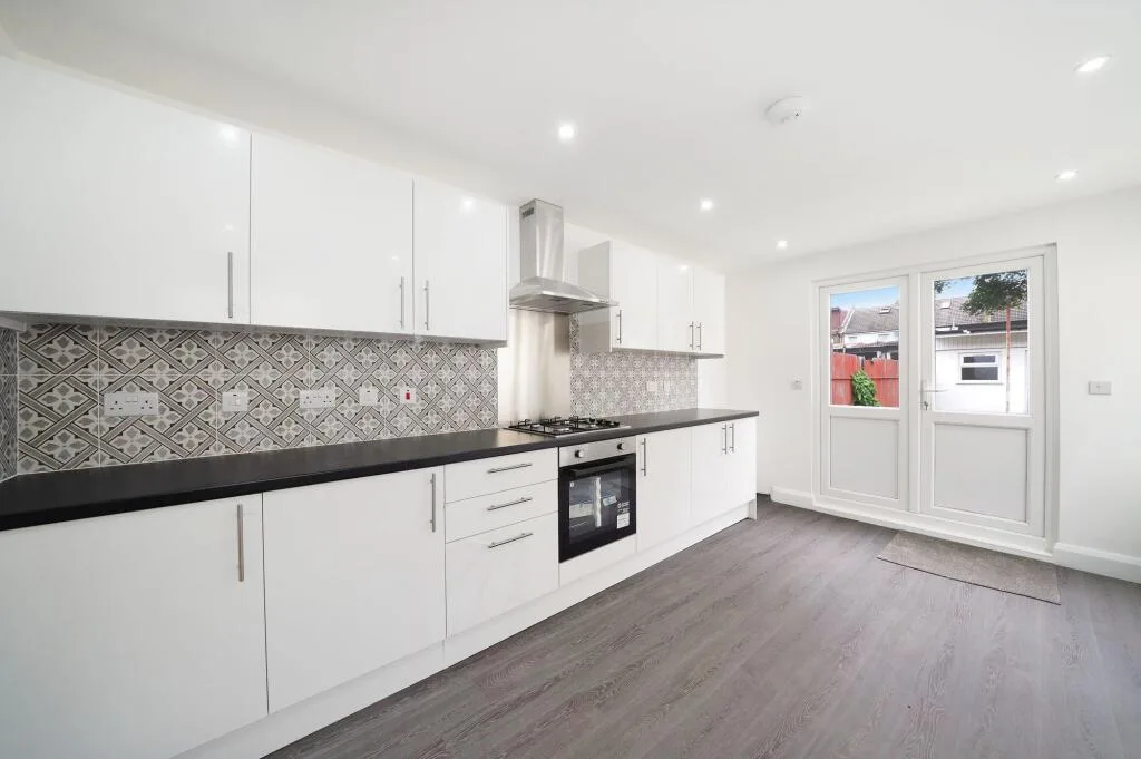 5 bedroom terraced house for rent