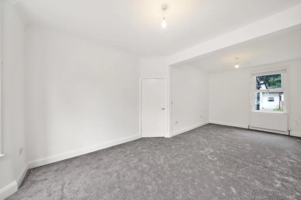 5 bedroom terraced house for rent