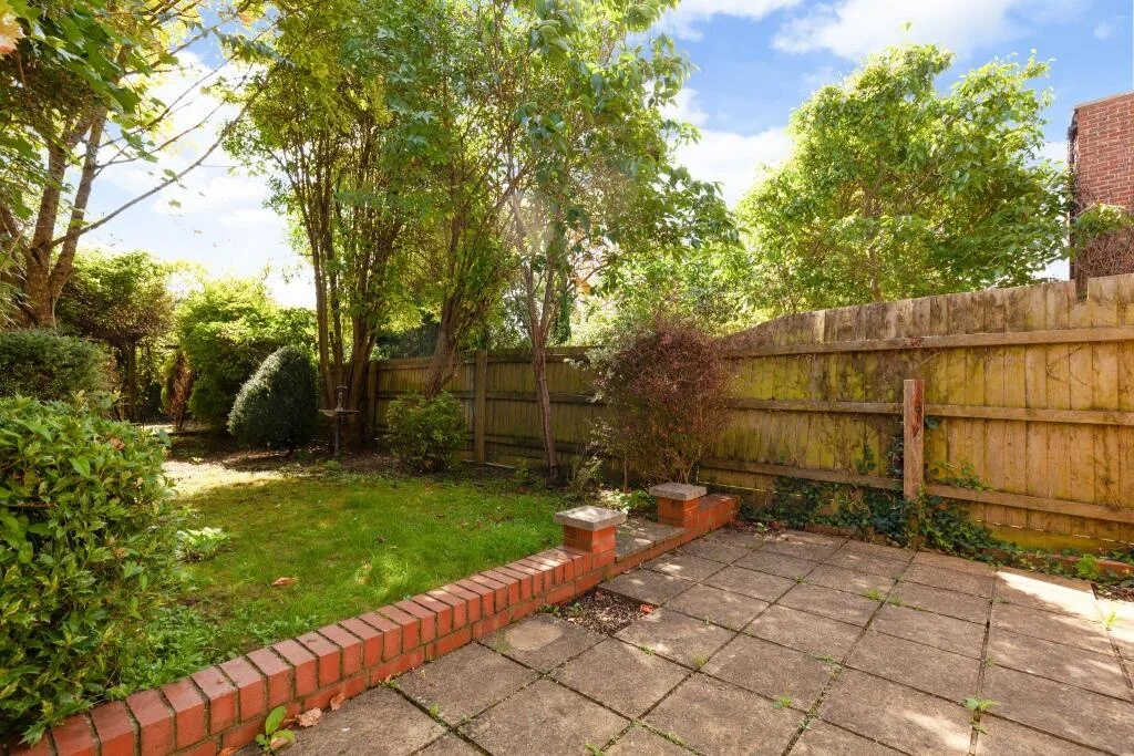 4 bedroom end of terrace house for rent
