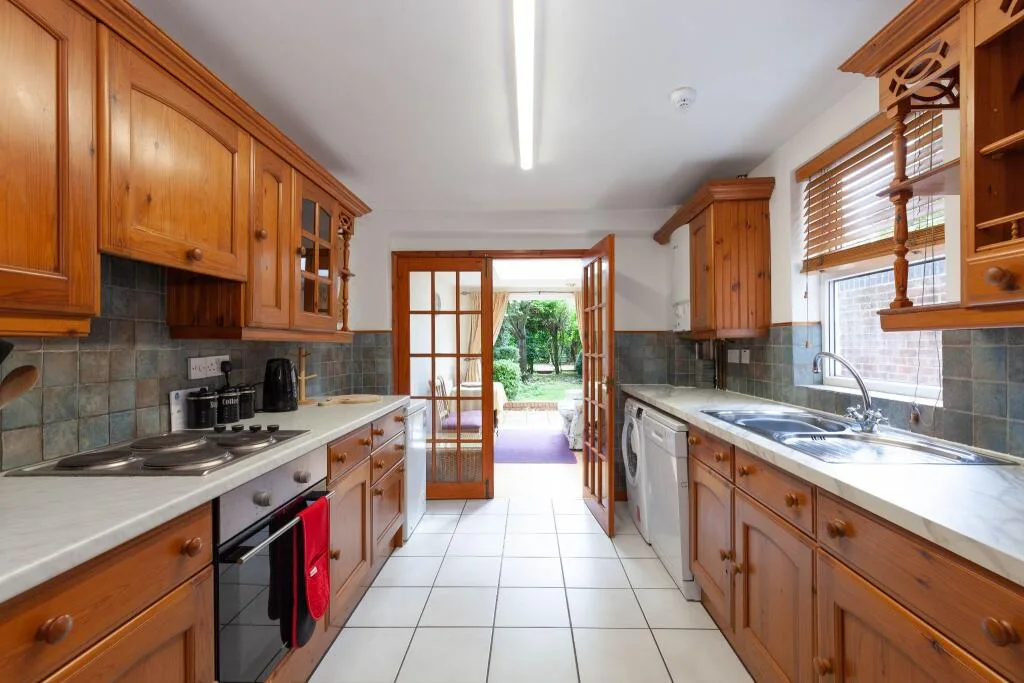 4 bedroom end of terrace house for rent
