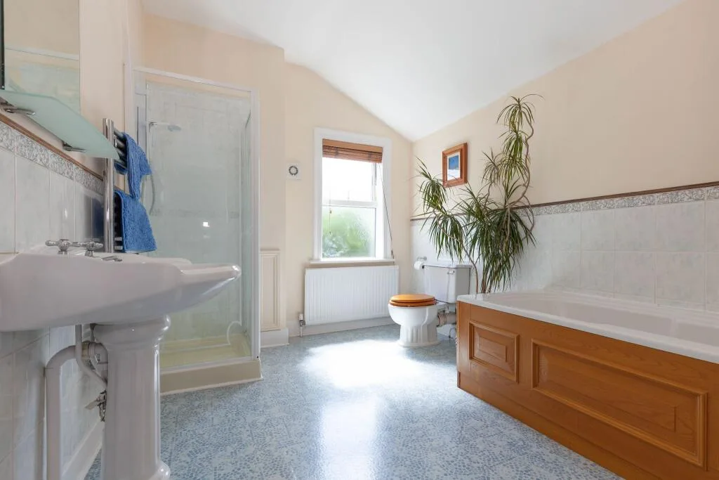 4 bedroom end of terrace house for rent