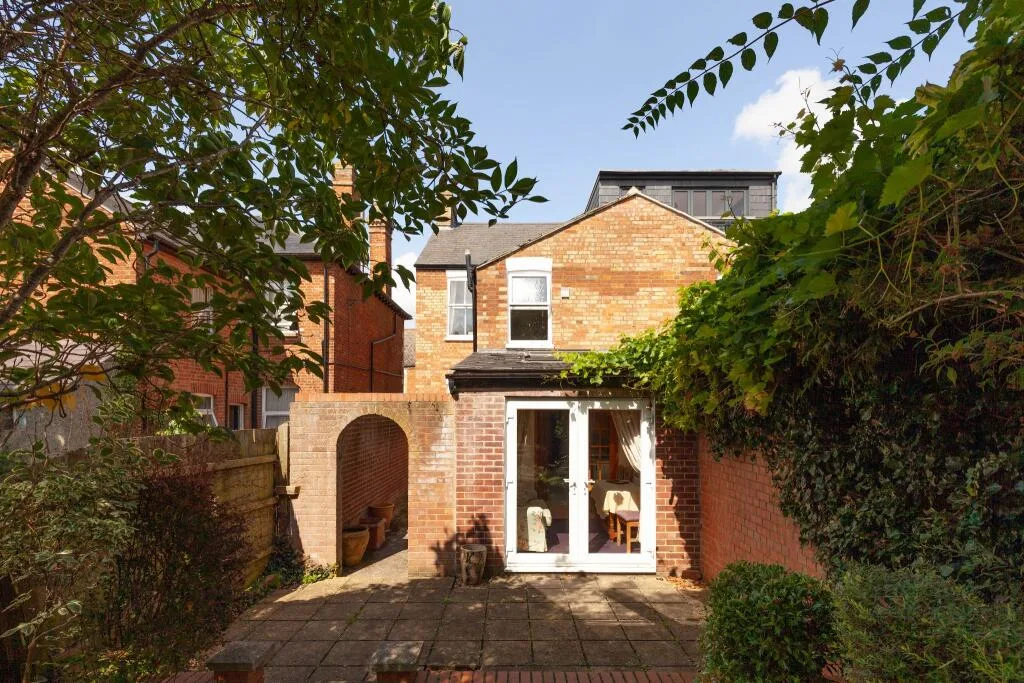 4 bedroom end of terrace house for rent