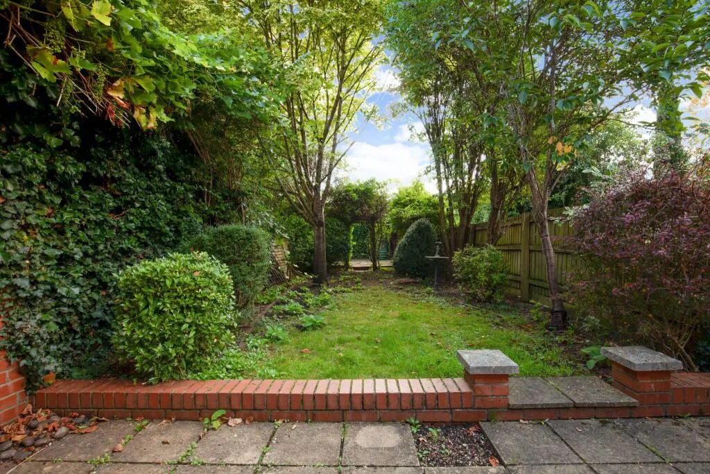 4 bedroom end of terrace house for rent