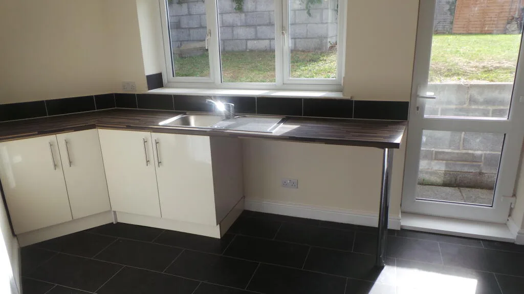 4 bedroom semi-detached house for rent