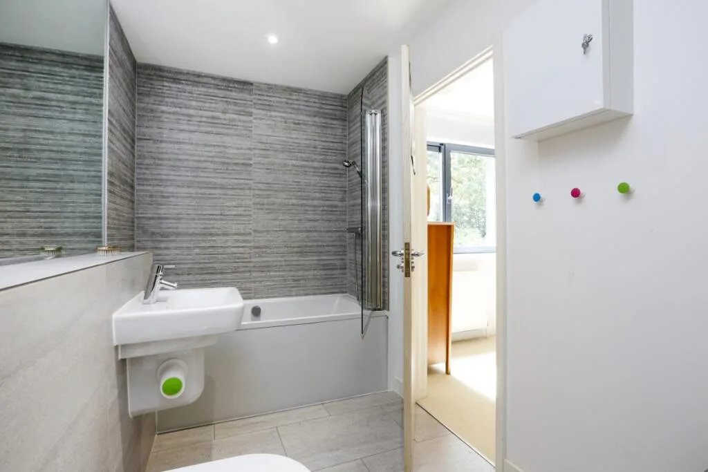 4 bedroom semi-detached house for rent