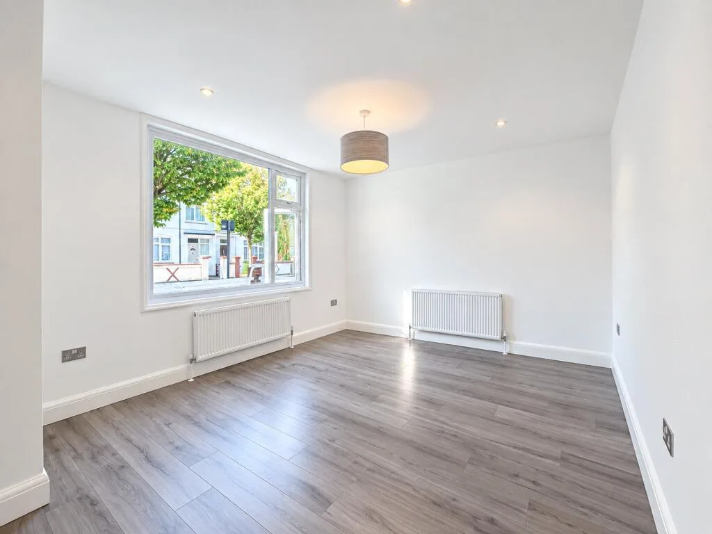 2 bedroom maisonette for rent