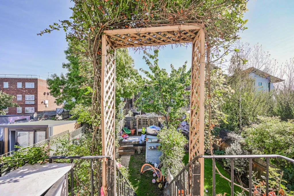3 bedroom maisonette for rent