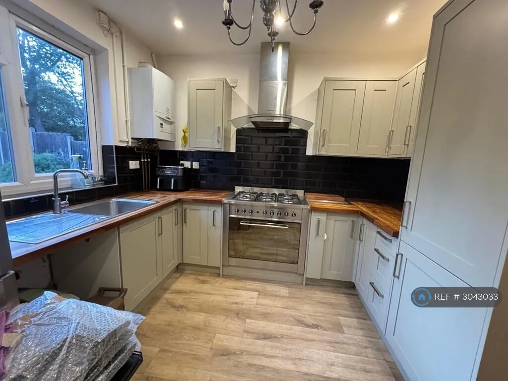 3 bedroom semi-detached house for rent
