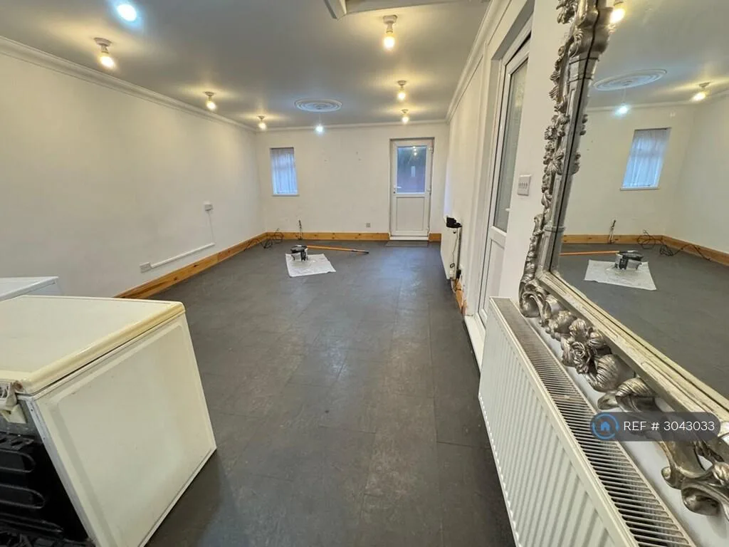 3 bedroom semi-detached house for rent
