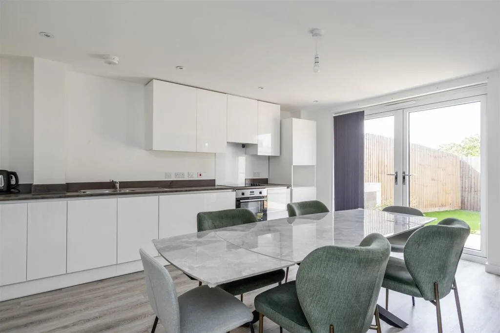 4 bedroom town house for rent