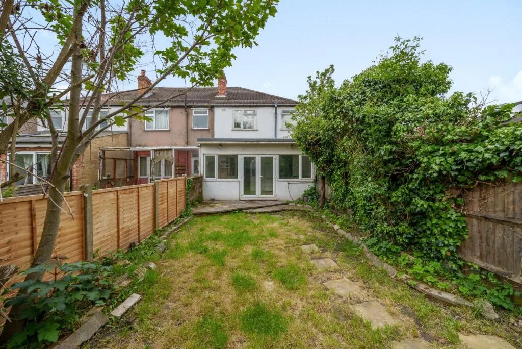3 bedroom end of terrace house for rent