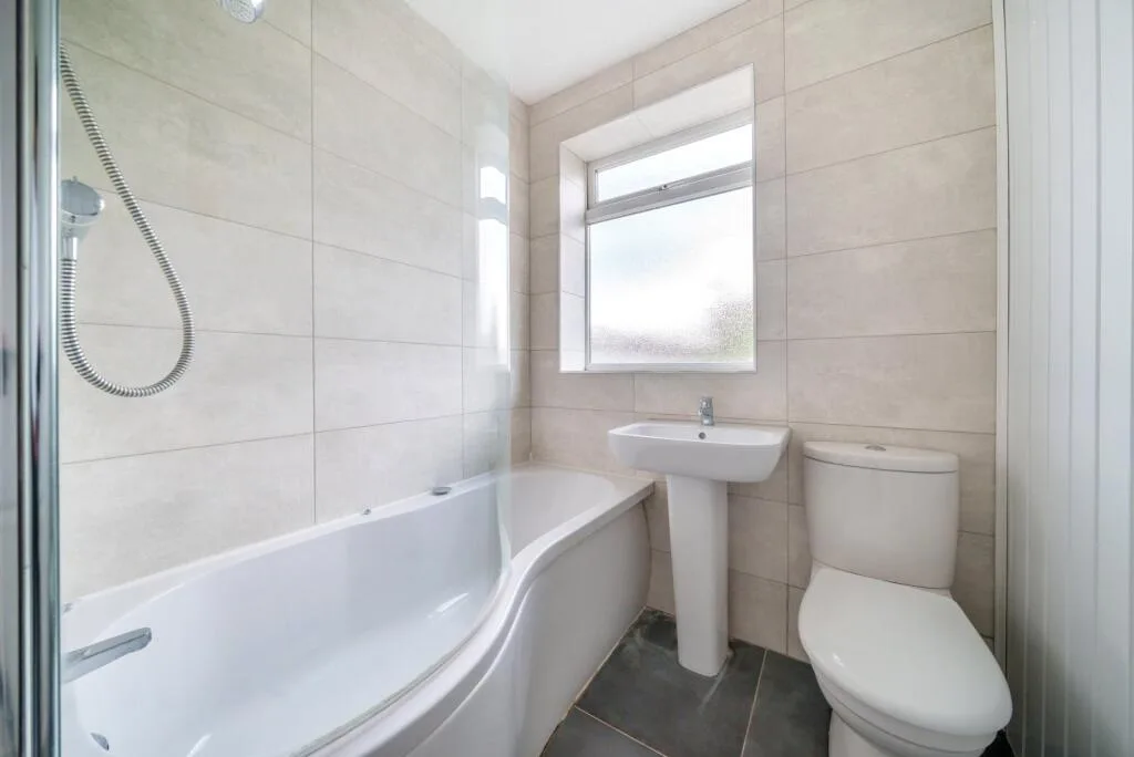 3 bedroom end of terrace house for rent