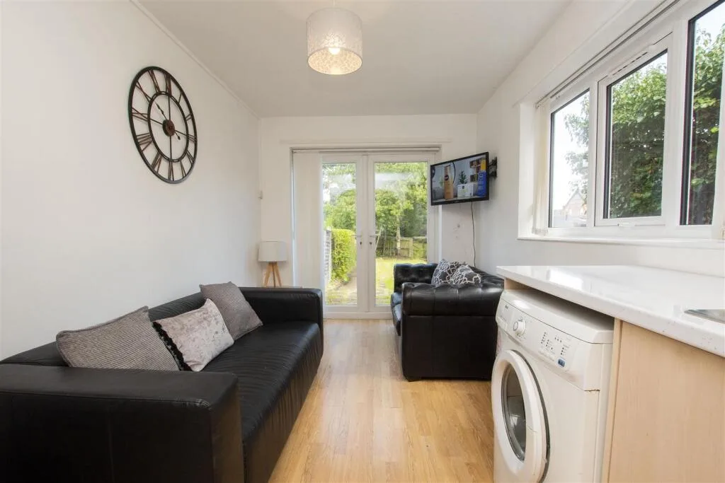 5 bedroom terraced house for rent