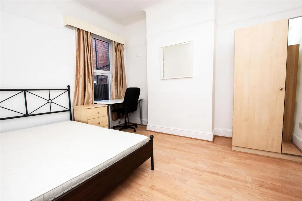 5 bedroom terraced house for rent