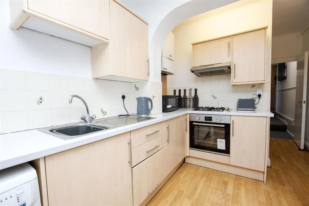 5 bedroom terraced house for rent
