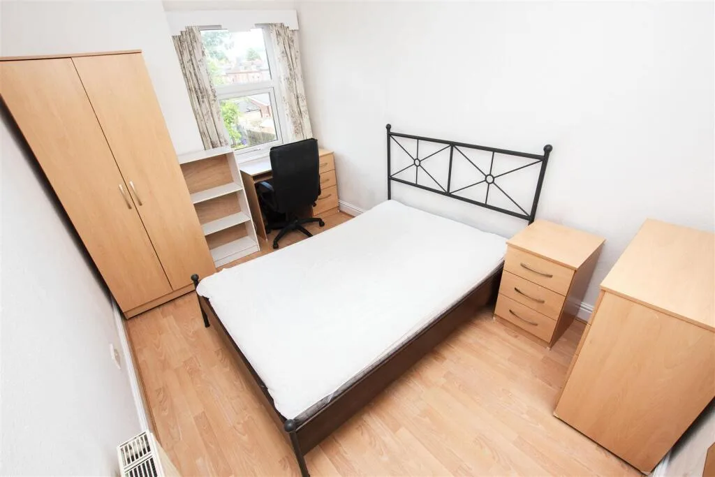 5 bedroom terraced house for rent