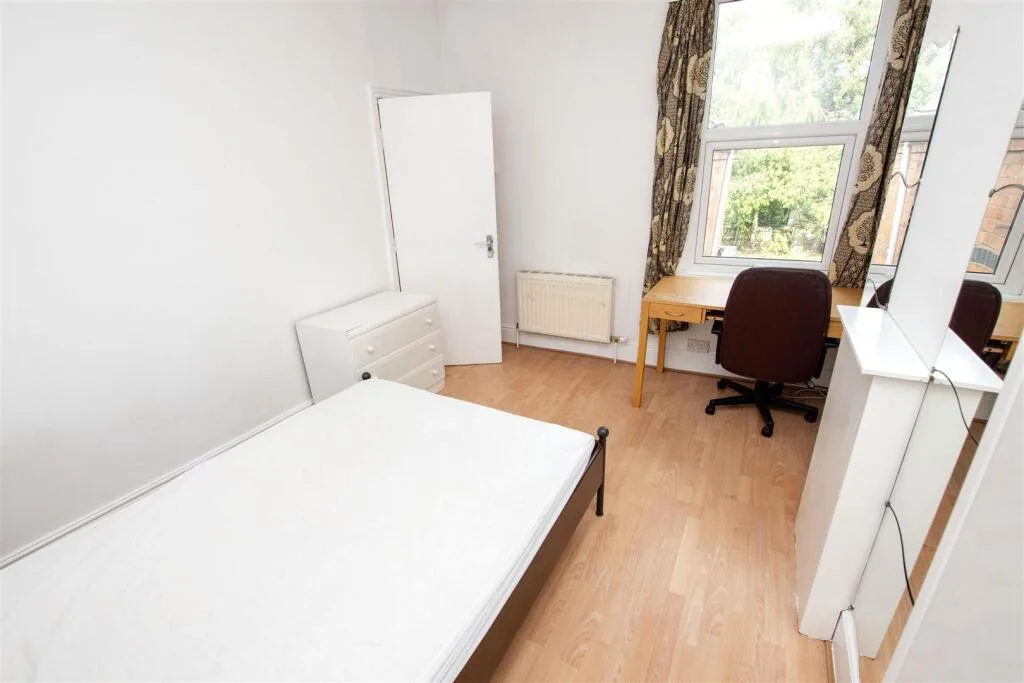 5 bedroom terraced house for rent