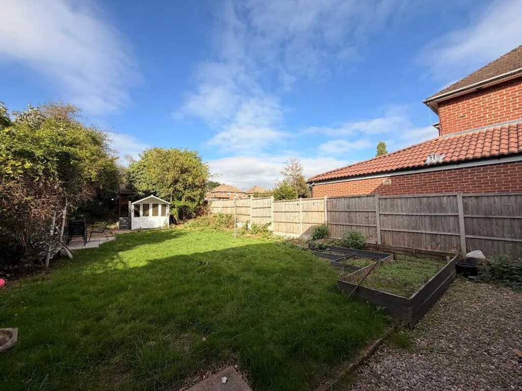 3 bedroom semi-detached house for rent