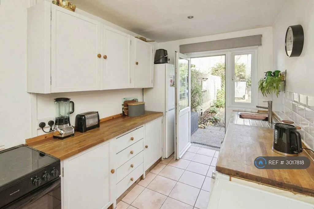3 bedroom end of terrace house for rent