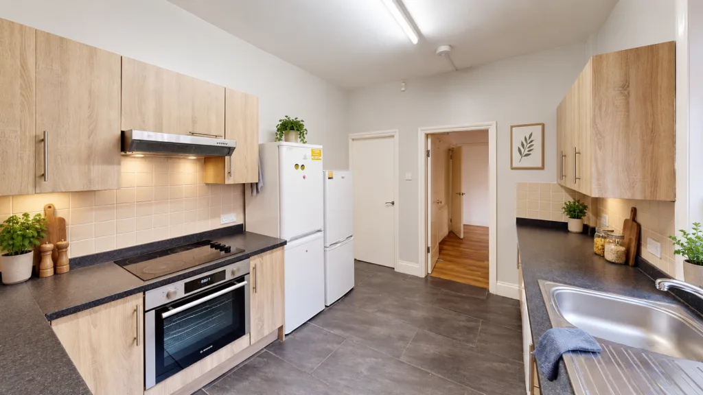 5 bedroom semi-detached house for rent