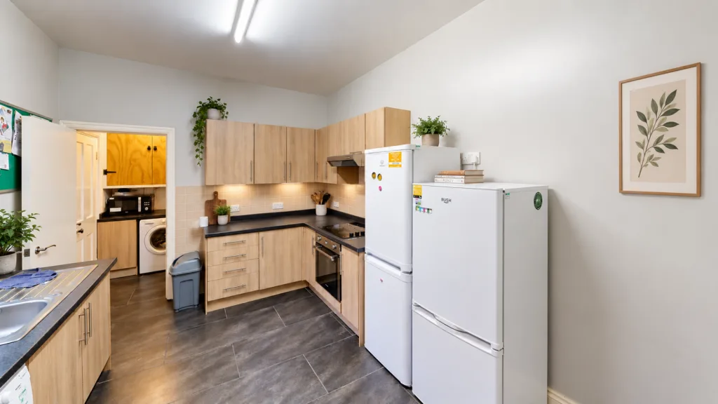 5 bedroom semi-detached house for rent