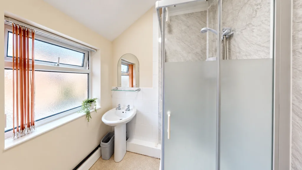5 bedroom semi-detached house for rent