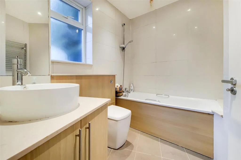 3 bedroom semi-detached house for rent