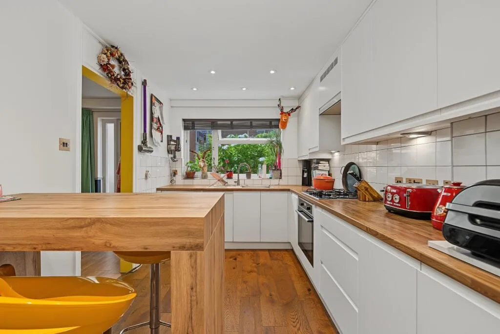 3 bedroom maisonette for rent