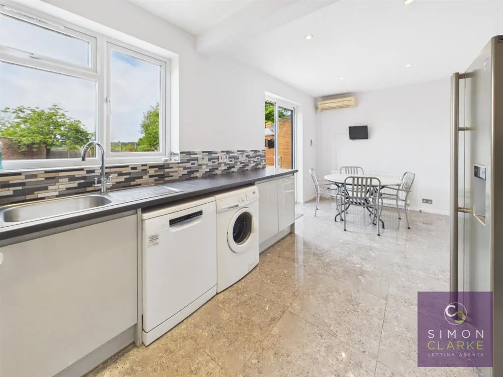 4 bedroom detached house for rent