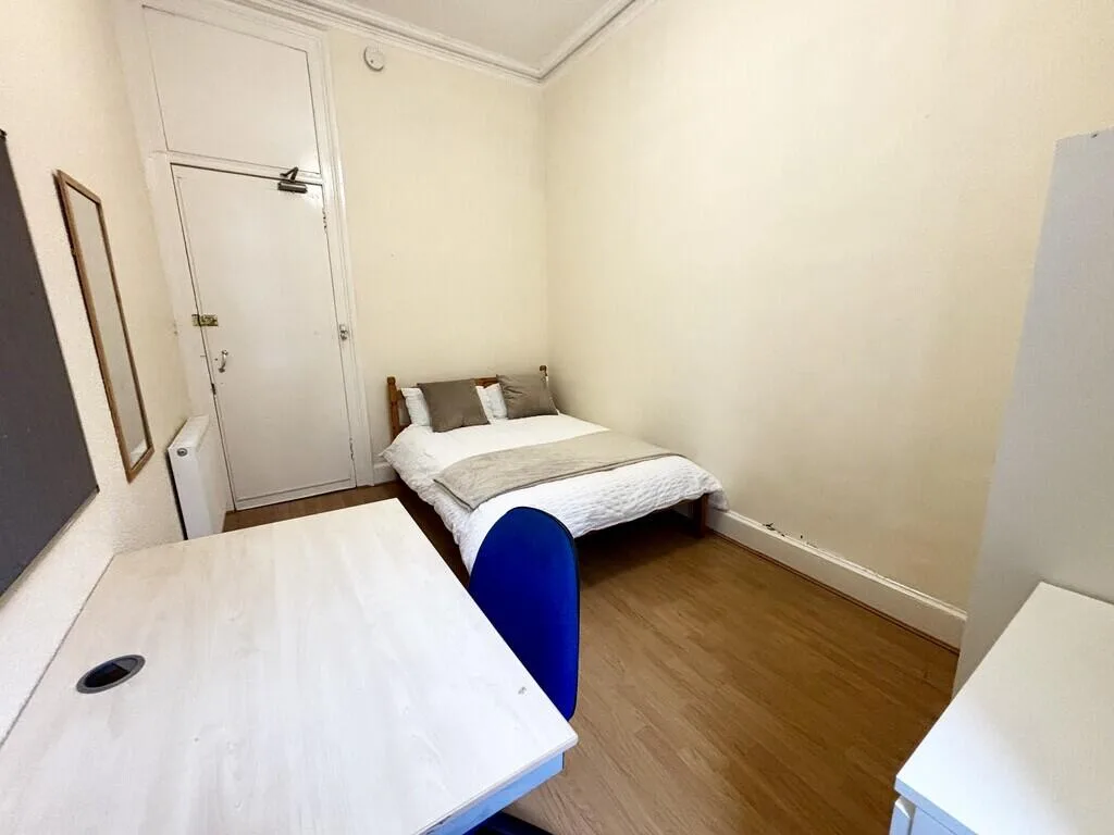5 bedroom flat for rent