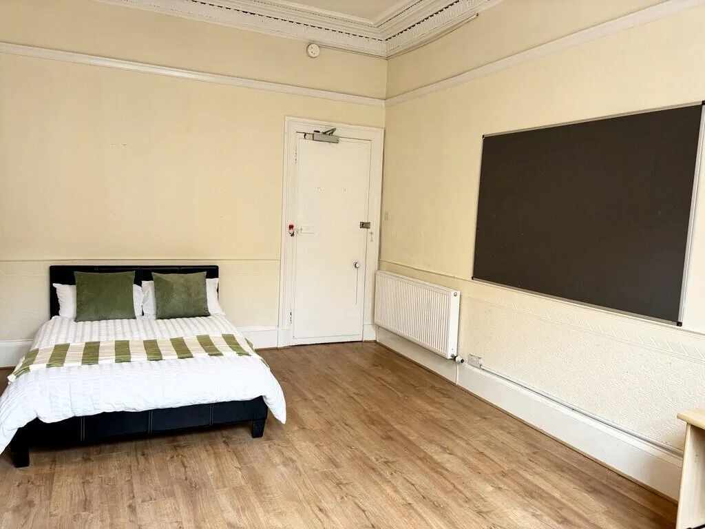 5 bedroom flat for rent