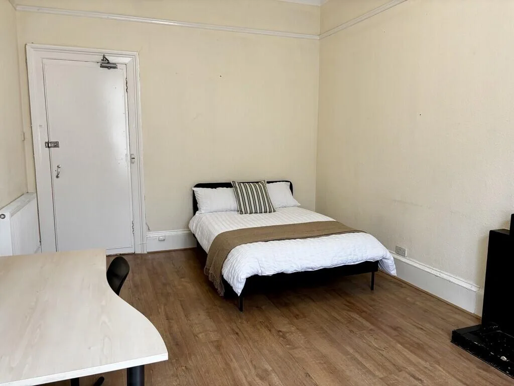 5 bedroom flat for rent