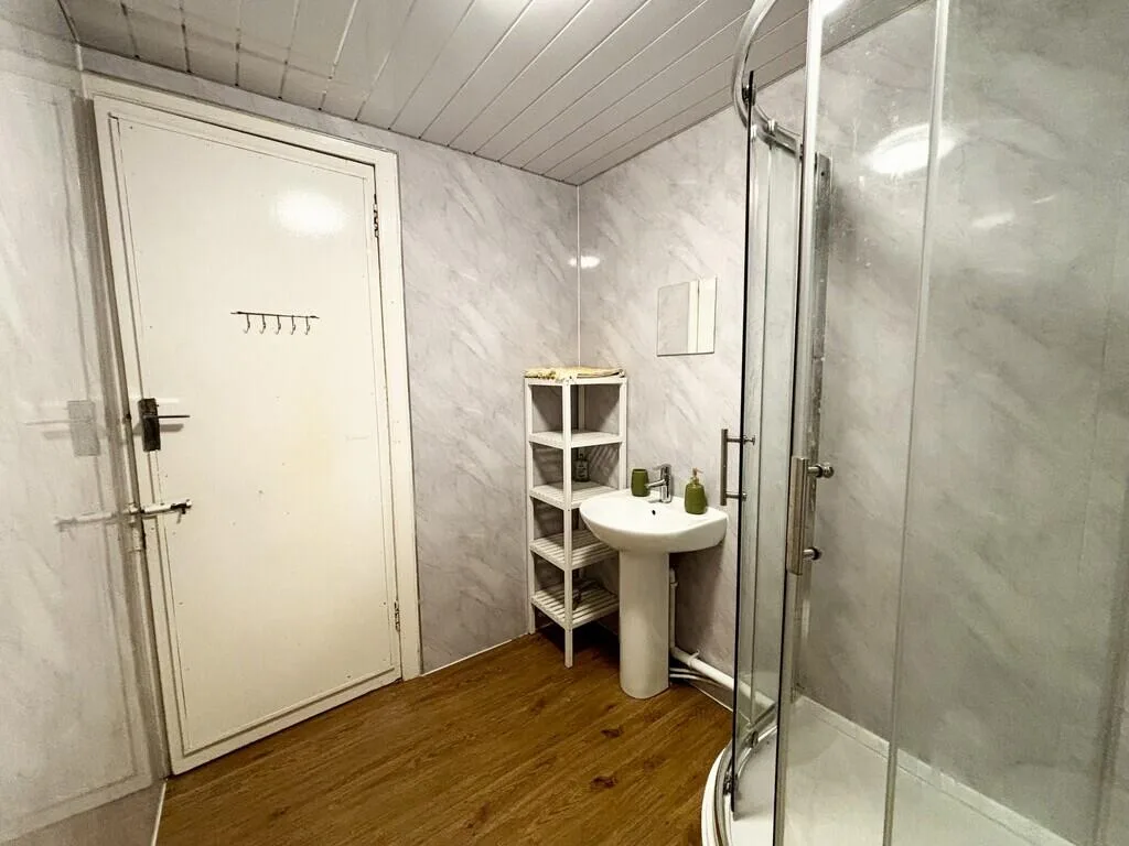 5 bedroom flat for rent