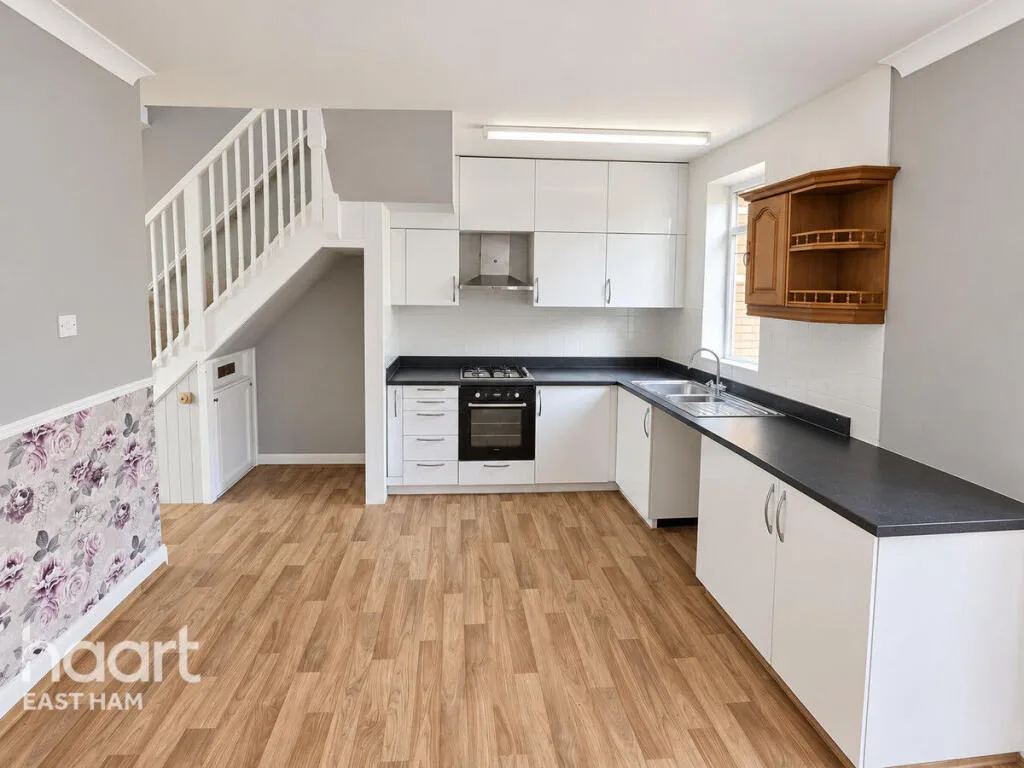 3 bedroom end of terrace house for rent