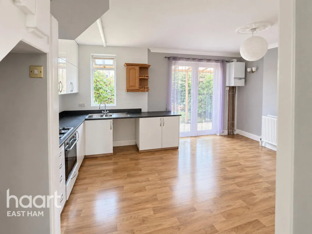 3 bedroom end of terrace house for rent