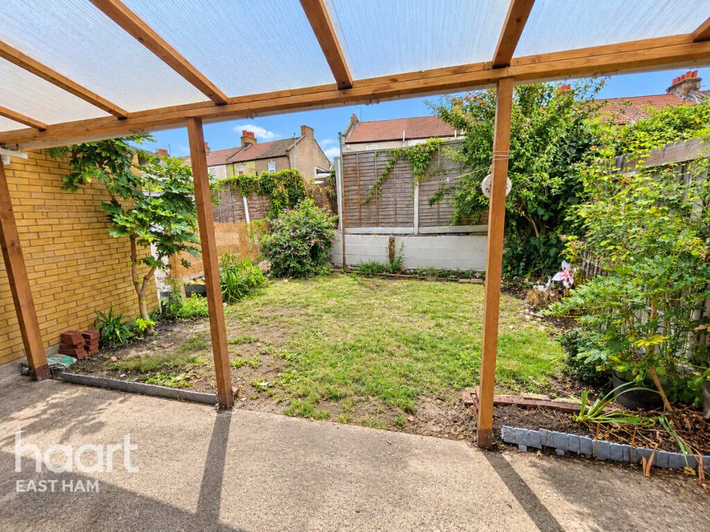 3 bedroom end of terrace house for rent