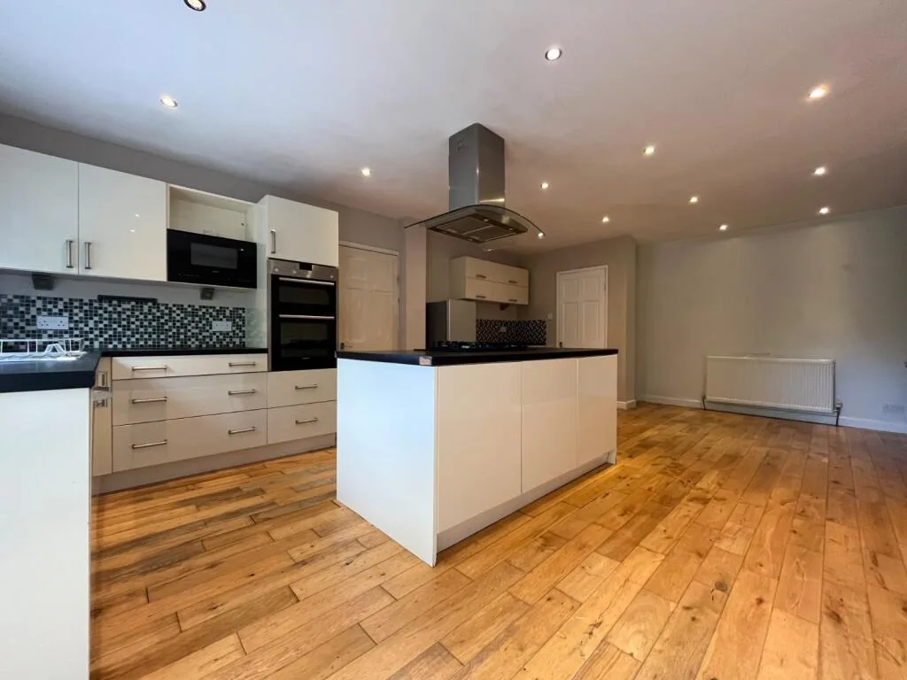 3 bedroom semi-detached house for rent