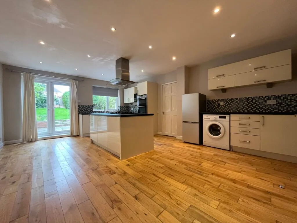 3 bedroom semi-detached house for rent