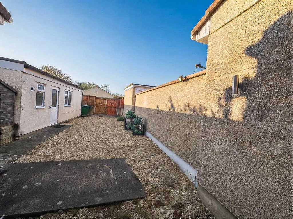 5 bedroom semi-detached house for rent